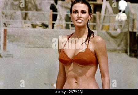 Raquel Welch Film: The Biggest Bundle of Them All (USA 1968) Charaktere: Juliana Regie: Ken Annakin 17 January 1968 **WARNUNG** Dieses Foto ist nur für redaktionelle Zwecke bestimmt und unterliegt dem Copyright von MGM und/oder dem Fotografen, der von der Film- oder Produktionsfirma beauftragt wurde, und kann nur von Publikationen im Zusammenhang mit der Bewerbung des oben genannten Films reproduziert werden. Eine obligatorische Gutschrift an MGM ist erforderlich. Der Fotograf sollte auch bei Bekanntwerden des Fotos gutgeschrieben werden. Ohne schriftliche Genehmigung der Film Company kann keine kommerzielle Nutzung gewährt werden. Stockfoto