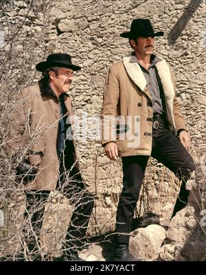 Jason Robards & James Garner Film: Hour Of The Gun (1967) Charaktere: Doc Holliday, Wyatt Earp Regie: John Sturges 01. November 1967 **WARNUNG** Dieses Foto ist nur für redaktionelle Verwendung bestimmt und unterliegt dem Copyright von UNITED ARTISTS und/oder dem von der Film- oder Produktionsgesellschaft beauftragten Fotografen und kann nur durch Publikationen im Zusammenhang mit der Bewerbung des oben genannten Films reproduziert werden. Eine obligatorische Gutschrift für UNITED ARTISTS ist erforderlich. Der Fotograf sollte auch bei Bekanntwerden des Fotos gutgeschrieben werden. Ohne schriftliche Genehmigung der Film Company kann keine kommerzielle Nutzung gewährt werden. Stockfoto