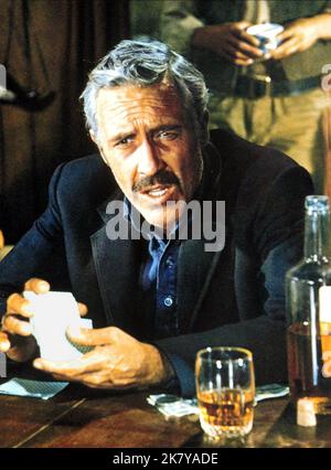 Jason Robards Film: Stunde Der Waffe (1966) Charaktere: Doc Holliday Regie: John Sturges 01. November 1967 **WARNUNG** Dieses Foto ist nur für redaktionelle Verwendung bestimmt und unterliegt dem Copyright von UNITED ARTISTS und/oder dem von der Film- oder Produktionsgesellschaft beauftragten Fotografen und kann nur durch Publikationen im Zusammenhang mit der Bewerbung des oben genannten Films reproduziert werden. Eine obligatorische Gutschrift für UNITED ARTISTS ist erforderlich. Der Fotograf sollte auch bei Bekanntwerden des Fotos gutgeschrieben werden. Ohne schriftliche Genehmigung der Film Company kann keine kommerzielle Nutzung gewährt werden. Stockfoto