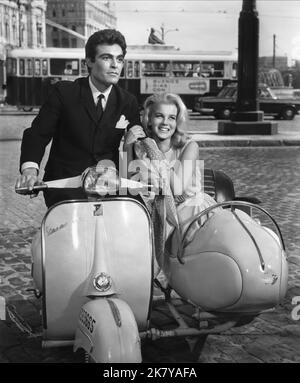 Andre Lawrence & Ann-Margret Film: The Pleasure Seekers (USA 1964) Charaktere: Dr. Andres Briones, Fran Hobson / Literaturverfilmung (nach dem Buch von John H. Secondari) Regie: Jean Negulesco 25 December 1964 **WARNUNG** Dieses Foto ist nur für den redaktionellen Gebrauch bestimmt und unterliegt dem Copyright von 20. CENTURY FOX und/oder des Fotografen, der von der Film- oder Produktionsfirma beauftragt wurde, und kann nur durch Publikationen im Zusammenhang mit der Bewerbung des oben genannten Films reproduziert werden. Eine obligatorische Gutschrift an 20. CENTURY FOX ist erforderlich. Der Fotograf sollte auch bei Bekanntwerden des Fotos gutgeschrieben werden. Keine kommerzielle Nutzung Stockfoto