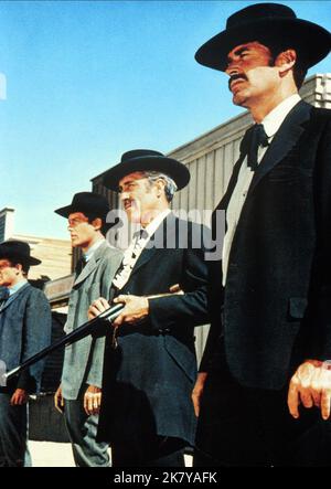 Jason Robards & James Garner Film: Hour Of The Gun (1967) Charaktere: Doc Holliday, Wyatt Earp Regie: John Sturges 01. November 1967 **WARNUNG** Dieses Foto ist nur für redaktionelle Verwendung bestimmt und unterliegt dem Copyright von UNITED ARTISTS und/oder dem von der Film- oder Produktionsgesellschaft beauftragten Fotografen und kann nur durch Publikationen im Zusammenhang mit der Bewerbung des oben genannten Films reproduziert werden. Eine obligatorische Gutschrift für UNITED ARTISTS ist erforderlich. Der Fotograf sollte auch bei Bekanntwerden des Fotos gutgeschrieben werden. Ohne schriftliche Genehmigung der Film Company kann keine kommerzielle Nutzung gewährt werden. Stockfoto