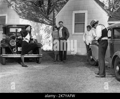 Faye Dunaway, Gene Hackman, Estelle Parsons, Warren Beatty & Michael J. Pollard Film: Bonnie and Clyde (USA 1967) Charaktere: Bonnie Parker, Buck Barrow, Blanche, Clyde Barrow, C.W. Moss Director: Arthur Penn 18 July 1967 **WARNUNG** Dieses Foto ist nur für den redaktionellen Gebrauch bestimmt und unterliegt dem Copyright von WARNER BROS. Und/oder den Fotografen, der vom Film- oder Produktionsunternehmen beauftragt wurde und nur durch Publikationen im Zusammenhang mit der Bewerbung des oben genannten Films reproduziert werden kann. Eine obligatorische Gutschrift an WARNER BROS. Ist erforderlich. Der Fotograf sollte auch bei Bekanntwerden des Fotos gutgeschrieben werden. Keine kommerzielle Nutzung ca. Stockfoto