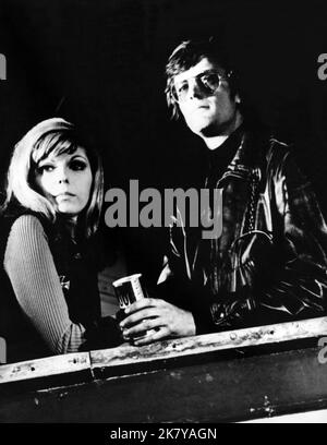 Nancy Sinatra & Peter Fonda Film: The Wild Angels (USA 1966) Charaktere: Mike, Heavenly Blues Regie: Roger Corman 20 July 1966 **WARNUNG** Dieses Foto ist nur für redaktionelle Zwecke bestimmt und unterliegt dem Copyright von AIP und/oder des Fotografen, der von der Film- oder Produktionsfirma beauftragt wurde, und kann nur von Publikationen im Zusammenhang mit der Bewerbung des oben genannten Films reproduziert werden. Eine obligatorische Gutschrift an AIP ist erforderlich. Der Fotograf sollte auch bei Bekanntwerden des Fotos gutgeschrieben werden. Ohne schriftliche Genehmigung der Film Company kann keine kommerzielle Nutzung gewährt werden. Stockfoto