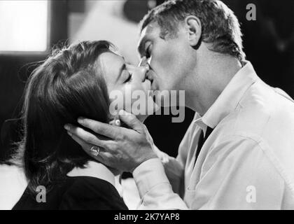 Natalie Wood & Steve McQueen Film: Love with the Proper Stranger (USA 1963) Charaktere: Angie Rossini, Rocky Papasano Regie: Robert Mulligan 25 December 1963 **WARNUNG** Dieses Foto ist nur für den redaktionellen Gebrauch bestimmt und unterliegt dem Copyright von PARAMOUNT PICTURES und/oder des Fotografen, der von der Film- oder Produktionsfirma beauftragt wurde und darf nur von Publikationen im Zusammenhang mit der Bewerbung des oben genannten Films reproduziert werden. Eine obligatorische Gutschrift für PARAMOUNT-BILDER ist erforderlich. Der Fotograf sollte auch bei Bekanntwerden des Fotos gutgeschrieben werden. Ohne schriftliche Genehmigung des F kann keine kommerzielle Nutzung gewährt werden Stockfoto