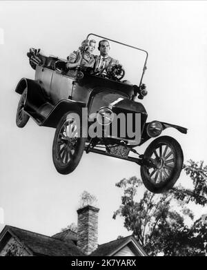 Nancy Olson & Fred Macmurray Film: Son Of Flubber (1960) Charaktere: Elizabeth 'Betsy' Brainard, Prof. Ned Brainard Regie: Robert Stevenson 16 January 1963 **WARNUNG** Dieses Foto ist nur für redaktionelle Zwecke bestimmt und unterliegt dem Copyright von WALT DISNEY PRODUCTIONS und/oder dem von der Film- oder Produktionsfirma beauftragten Fotografen.Es kann nur von Publikationen im Zusammenhang mit der Bewerbung des oben genannten Films reproduziert werden. Eine obligatorische Gutschrift für WALT DISNEY PRODUKTIONEN ist erforderlich. Der Fotograf sollte auch bei Bekanntwerden des Fotos gutgeschrieben werden. Eine kommerzielle Nutzung kann ohne schriftliche Genehmigung fr Stockfoto