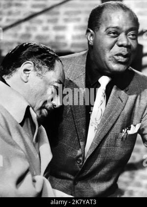 Louis Armstrong Film: Paris Blues (USA 1961) Charaktere: Wild man Moore Regie: Martin Ritt 27. September 1961 **WARNUNG** Dieses Foto ist nur für redaktionelle Verwendung bestimmt und unterliegt dem Copyright von UNITED ARTISTS und/oder dem von der Film- oder Produktionsfirma beauftragten Fotografen und kann nur durch Publikationen im Zusammenhang mit der Bewerbung des oben genannten Films reproduziert werden. Eine obligatorische Gutschrift für UNITED ARTISTS ist erforderlich. Der Fotograf sollte auch bei Bekanntwerden des Fotos gutgeschrieben werden. Ohne schriftliche Genehmigung der Film Company kann keine kommerzielle Nutzung gewährt werden. Stockfoto