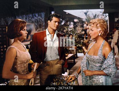 Stefanie Powers, Cliff Robertson & Lana Turner Film: Liebe Hat Viele Gesichter (1964) Charaktere: Carol Lambert, Pete Jordon, Kit Jordan Regie: Alexander Singer 24 February 1965 **WARNUNG** Dieses Foto ist nur für redaktionelle Verwendung bestimmt und unterliegt dem Copyright von COLUMBIA und/oder dem von der Film- oder Produktionsfirma beauftragten Fotografen und kann nur von Publikationen im Zusammenhang mit der Bewerbung des oben genannten Films reproduziert werden. Eine obligatorische Gutschrift an COLUMBIA ist erforderlich. Der Fotograf sollte auch bei Bekanntwerden des Fotos gutgeschrieben werden. Ohne schriftliche Genehmigung der Film Co. Kann keine kommerzielle Nutzung gewährt werden Stockfoto