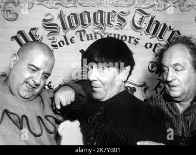 Joe Derita, Moe Howard & Larry Fine Film: Snow White and the Three Stooges (USA 1961) Charaktere: Curly-Joe, Moe, Larry Regie: Walter lang 26 May 1961 **WARNUNG** Dieses Foto ist nur für redaktionelle Verwendung bestimmt und unterliegt dem Copyright von 20. CENTURY FOX und/oder des Fotografen, der von der Film- oder Produktionsfirma beauftragt wurde und darf nur durch Publikationen im Zusammenhang mit der Bewerbung des oben genannten Films reproduziert werden. Eine obligatorische Gutschrift an 20. CENTURY FOX ist erforderlich. Der Fotograf sollte auch bei Bekanntwerden des Fotos gutgeschrieben werden. Ohne schriftliche Genehmigung der Film Company kann keine kommerzielle Nutzung gewährt werden Stockfoto