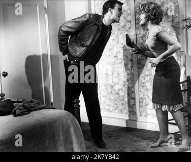 Jim Hutton & Jane Fonda Film: Periode Of Adjustment (1962) Charaktere: George Haverstick, Isabel Haverstick Regie: George Roy Hill 31 October 1962 **WARNUNG** Dieses Foto ist nur für redaktionelle Zwecke bestimmt und unterliegt dem Copyright von MGM und/oder dem von der Film- oder Produktionsfirma beauftragten Fotografen und kann nur durch Publikationen im Zusammenhang mit der Bewerbung des oben genannten Films reproduziert werden. Eine obligatorische Gutschrift an MGM ist erforderlich. Der Fotograf sollte auch bei Bekanntwerden des Fotos gutgeschrieben werden. Ohne schriftliche Genehmigung der Film Company kann keine kommerzielle Nutzung gewährt werden. Stockfoto