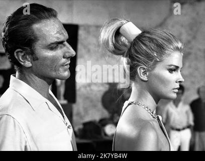 Sam Wanamaker & Candice Bergen Film: The Day The Fish Came Out (1967) Charaktere: Elias, Electra Brown Regie: Mihalis Kakogiannis 02 October 1967 **WARNUNG** Dieses Foto ist nur für redaktionelle Verwendung bestimmt und unterliegt dem Copyright von MICHAEL CACOYANNIS PRODUCTIONS und/oder dem von der Film- oder Produktionsfirma beauftragten Fotografen.Es kann nur von Publikationen im Zusammenhang mit der Bewerbung des oben genannten Films reproduziert werden. Eine obligatorische Gutschrift an MICHAEL CACOYANNIS PRODUCTIONS ist erforderlich. Der Fotograf sollte auch bei Bekanntwerden des Fotos gutgeschrieben werden. Ohne schriftliche Genehmigung kann keine kommerzielle Nutzung gewährt werden Stockfoto