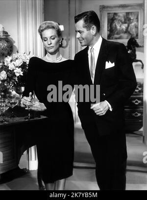 Ingrid Thulin & Glenn Ford Film: Die Vier Reiter Der Apokalypse (1962) Charaktere: Marguerite Laurier, Julio Desnoyers Regie: Vincente Minnelli 18 January 1962 **WARNUNG** Dieses Foto ist nur für redaktionelle Zwecke bestimmt und unterliegt dem Copyright von METRO und/oder dem Fotografen, der von der Film- oder Produktionsfirma beauftragt wurde, und kann nur von Publikationen im Zusammenhang mit der Bewerbung des oben genannten Films reproduziert werden. Eine obligatorische Gutschrift für METRO ist erforderlich. Der Fotograf sollte auch bei Bekanntwerden des Fotos gutgeschrieben werden. Ohne schriftliche Genehmigung der Film Company kann keine kommerzielle Nutzung gewährt werden. Stockfoto