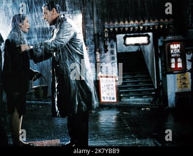 Nancy Kwan & William Holden Film The World of Suzie Wong (1960) Charaktere: Suzie Wong alias Mee Ling Wong, Robert Lomax Regie: Richard Quine 10. November 1960 **WARNUNG** dieses Foto ist nur für redaktionelle Zwecke bestimmt und unterliegt dem Urheberrecht von PARAMOUNT und/oder dem Fotografen, der von der Film- oder Produktionsgesellschaft zugewiesen wurde. Es ist eine obligatorische Gutschrift bis ÜBERGEORDNETEN BETRAG erforderlich. Der Fotograf sollte ebenfalls angerechnet werden, wenn er bekannt ist. Ohne schriftliche Genehmigung der Film Company kann keine kommerzielle Nutzung gewährt werden. Stockfoto