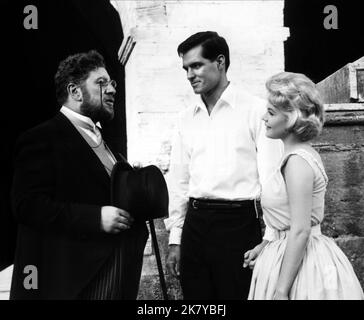 Peter Ustinov, John Gavin & Sandra Dee Film: Romanoff Und Juliet (1961) Charaktere: Der General, Igor Romanoff, Juliet Moulsworth Regie: Peter Ustinov 08 June 1961 **WARNUNG** Dieses Foto ist nur für den redaktionellen Gebrauch bestimmt und unterliegt dem Copyright der Filmgesellschaft und/oder des Fotografen, der von der Film- oder Produktionsgesellschaft beauftragt wurde, und kann nur durch Publikationen im Zusammenhang mit der Bewerbung des oben genannten Films reproduziert werden. Eine obligatorische Gutschrift an die Filmgesellschaft ist erforderlich. Der Fotograf sollte auch bei Bekanntwerden des Fotos gutgeschrieben werden. Eine kommerzielle Nutzung kann ohne schriftliche Genehmigung des nicht gewährt werden Stockfoto