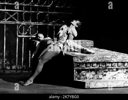 Rudolf Nureyev & Margot Fonteyn Film: Romeo & Julia (1966) Charaktere: Romeo, Julia Regie: Paul Czinner 05 October 1966 **WARNUNG** Dieses Foto ist nur für redaktionelle Zwecke bestimmt und unterliegt dem Copyright von EM und/oder dem von der Film- oder Produktionsgesellschaft beauftragten Fotografen und kann nur durch Publikationen im Zusammenhang mit der Bewerbung des oben genannten Films reproduziert werden. Eine obligatorische Gutschrift an EM ist erforderlich. Der Fotograf sollte auch bei Bekanntwerden des Fotos gutgeschrieben werden. Ohne schriftliche Genehmigung der Film Company kann keine kommerzielle Nutzung gewährt werden. Stockfoto