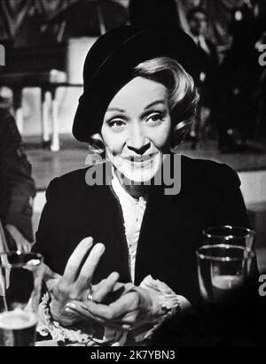 Marlene Dietrich Film: Urteil in Nürnberg; Urteil in Nürnberg (USA 1963) Charaktere: Frau Bertholt Regie: Stanley Kramer 14 December 1961 **WARNUNG** Dieses Foto ist nur für den redaktionellen Gebrauch bestimmt und unterliegt dem Copyright von UNITED ARTISTS und/oder dem Fotografen, der von der Film- oder Produktionsfirma beauftragt wurde und darf nur von Publikationen im Zusammenhang mit der Bewerbung des oben genannten Films reproduziert werden. Eine obligatorische Gutschrift für UNITED ARTISTS ist erforderlich. Der Fotograf sollte auch bei Bekanntwerden des Fotos gutgeschrieben werden. Ohne schriftliche Genehmigung der Film Company kann keine kommerzielle Nutzung gewährt werden. Stockfoto