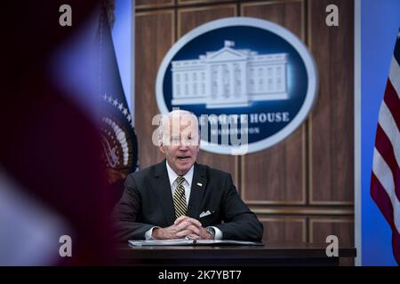 Washington, Usa. 19. Oktober 2022. Präsident Joe Biden spricht am Mittwoch, den 19. Oktober 2022, im South Court Auditorium des Eisenhower Executive Office Building in Washington, DC, über das vor fast einem Jahr verabschiedete Gesetz zur parteiübergreifenden Infrastruktur. Diese Woche kündigte das Energieministerium an, dass die Regierung Biden mit den ersten gesetzlich finanzierten Projekten beginnen wird, die das Stromnetz und die inländische Herstellung von Batterien für Elektrofahrzeuge erweitern werden. Foto von Al Drago/UPI Credit: UPI/Alamy Live News Stockfoto