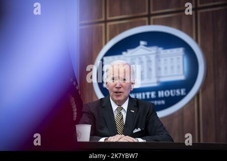 Washington, Usa. 19. Oktober 2022. Präsident Joe Biden spricht am Mittwoch, den 19. Oktober 2022, im South Court Auditorium des Eisenhower Executive Office Building in Washington, DC, über das vor fast einem Jahr verabschiedete Gesetz zur parteiübergreifenden Infrastruktur. Diese Woche kündigte das Energieministerium an, dass die Regierung Biden mit den ersten gesetzlich finanzierten Projekten beginnen wird, die das Stromnetz und die inländische Herstellung von Batterien für Elektrofahrzeuge erweitern werden. Foto von Al Drago/UPI Credit: UPI/Alamy Live News Stockfoto