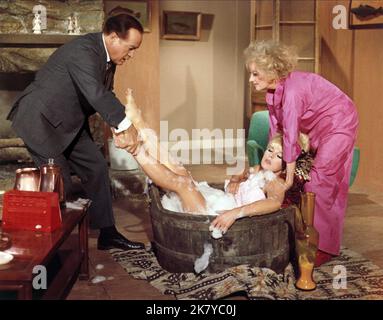 Bob Hope, Elke Sommer & Phyllis Diller Film: Boy Did I Get A Wrong Number (USA 1966) Charaktere: Thomas J. 'Tom' Meade, Didi, Lily Regie: George Marshall 01 June 1966 **WARNUNG** Dieses Foto ist nur für redaktionelle Verwendung bestimmt und unterliegt dem Copyright von UNITED ARTISTS und/oder dem von der Film- oder Produktionsfirma beauftragten Fotografen und kann nur durch Publikationen im Zusammenhang mit der Bewerbung des oben genannten Films reproduziert werden. Eine obligatorische Gutschrift für UNITED ARTISTS ist erforderlich. Der Fotograf sollte auch bei Bekanntwerden des Fotos gutgeschrieben werden. Eine kommerzielle Nutzung kann ohne schriftliche Genehmigung des nicht gewährt werden Stockfoto