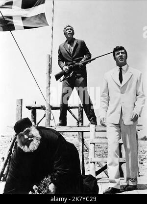 Anthony Quinn & Alan Bates Film: Zorba der Grieche; Alexis Sorbas (USA/UK/GR 1964) Charaktere: Alexis Zorba, Basil Regie: Mihalis Kakogiannis, Regie: Michael Cacoyannis 14 December 1964 **WARNUNG** Dieses Foto ist nur für den redaktionellen Gebrauch bestimmt und unterliegt dem Copyright von 20. CENTURY FOX und/oder des Fotografen, der von der Film- oder Produktionsfirma beauftragt wurde und darf nur durch Publikationen im Zusammenhang mit der Bewerbung des oben genannten Films reproduziert werden. Eine obligatorische Gutschrift an 20. CENTURY FOX ist erforderlich. Der Fotograf sollte auch bei Bekanntwerden des Fotos gutgeschrieben werden. Ohne Schreibzugriff kann keine kommerzielle Nutzung gewährt werden Stockfoto