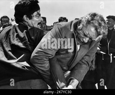 Takis Emmanuel & Anthony Quinn Film: Zorba der Grieche; Alexis Sorbas (USA/UK/GR 1964) Charaktere: Manolakas, Alexis Zorba Regie: Mihalis Kakogiannis, Regie: Michael Cacoyannis 14 December 1964 **WARNUNG** Dieses Foto ist nur für den redaktionellen Gebrauch bestimmt und unterliegt dem Copyright von 20. CENTURY FOX und/oder des Fotografen, der von der Film- oder Produktionsfirma beauftragt wurde und darf nur durch Publikationen im Zusammenhang mit der Bewerbung des oben genannten Films reproduziert werden. Eine obligatorische Gutschrift an 20. CENTURY FOX ist erforderlich. Der Fotograf sollte auch bei Bekanntwerden des Fotos gutgeschrieben werden. Ohne eine kommerzielle Nutzung kann keine Verwendung gewährt werden Stockfoto