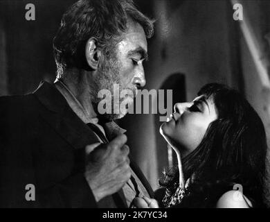 Anthony Quinn & Eleni Anousaki Film: Zorba der Grieche; Alexis Sorbas (USA/UK/GR 1964) Charaktere: Alexis Zorba, Lola Regie: Mihalis Kakogiannis, Regie: Michael Cacoyannis 14 December 1964 **WARNUNG** Dieses Foto ist nur für den redaktionellen Gebrauch bestimmt und unterliegt dem Copyright von 20. CENTURY FOX und/oder des Fotografen, der von der Film- oder Produktionsfirma beauftragt wurde und darf nur durch Publikationen im Zusammenhang mit der Bewerbung des oben genannten Films reproduziert werden. Eine obligatorische Gutschrift an 20. CENTURY FOX ist erforderlich. Der Fotograf sollte auch bei Bekanntwerden des Fotos gutgeschrieben werden. Ohne wri kann keine kommerzielle Nutzung gewährt werden Stockfoto