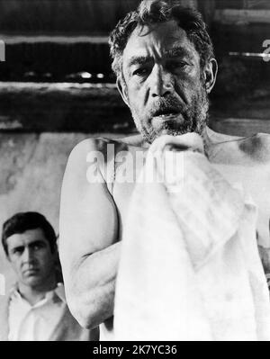 Anthony Quinn Film: Zorba der Grieche; Alexis Sorbas (USA/UK/GR 1964) Charaktere: Alexis Zorba Regie: Mihalis Kakogiannis, Regie: Michael Cacoyannis 14 December 1964 **WARNUNG** Dieses Foto ist nur für den redaktionellen Gebrauch bestimmt und unterliegt dem Copyright von 20. CENTURY FOX und/oder des Fotografen, der von der Film- oder Produktionsfirma beauftragt wurde und darf nur durch Publikationen im Zusammenhang mit der Bewerbung des oben genannten Films reproduziert werden. Eine obligatorische Gutschrift an 20. CENTURY FOX ist erforderlich. Der Fotograf sollte auch bei Bekanntwerden des Fotos gutgeschrieben werden. Eine kommerzielle Nutzung kann ohne schriftliche Genehmigung des nicht gewährt werden Stockfoto