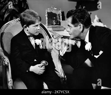 Ron Howard & Glenn Ford Film The Courtship of Eddie's Father (USA 1963) Charaktere: Eddie, Tom Corbett Regie: Vincente Minnelli 06. März 1963 **WARNUNG** dieses Foto ist nur für redaktionelle Zwecke bestimmt und unterliegt dem Urheberrecht von MGM und/oder dem Fotografen, der von der Film or Production Company zugewiesen wurde. Es kann nur durch Veröffentlichungen in Verbindung mit der Werbung für den obigen Film reproduziert werden. Eine obligatorische Gutschrift an MGM ist erforderlich. Der Fotograf sollte ebenfalls angerechnet werden, wenn er bekannt ist. Ohne schriftliche Genehmigung der Film Company kann keine kommerzielle Nutzung gewährt werden. Stockfoto