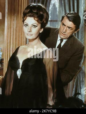 Sophia Loren & Gregory Peck Film Arabesque (USA 1966) Charaktere: Yasmin Azir, Prof. David Pollock Regie: Stanley Donen 05. Mai 1966 **WARNUNG** dieses Foto ist nur für redaktionelle Zwecke bestimmt und unterliegt dem Urheberrecht von UNIVERSAL und/oder dem Fotografen, der von der Film or Production Company zugewiesen wurde. Eine obligatorische Gutschrift für UNIVERSAL ist erforderlich. Der Fotograf sollte ebenfalls angerechnet werden, wenn er bekannt ist. Ohne schriftliche Genehmigung der Film Company kann keine kommerzielle Nutzung gewährt werden. Stockfoto