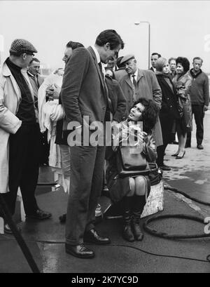 Gregory Peck & Sophia Loren Film Arabesque (USA 1966) Regie: Stanley Donen 05. Mai 1966 **WARNUNG** dieses Foto ist nur für redaktionelle Zwecke bestimmt und unterliegt dem Urheberrecht von UNIVERSAL und/oder dem Fotografen, der von der Film or Production Company zugewiesen wurde. Es kann nur durch Veröffentlichungen in Verbindung mit der Werbung für den oben genannten Film reproduziert werden. Eine obligatorische Gutschrift für UNIVERSAL ist erforderlich. Der Fotograf sollte ebenfalls angerechnet werden, wenn er bekannt ist. Ohne schriftliche Genehmigung der Film Company kann keine kommerzielle Nutzung gewährt werden. Stockfoto