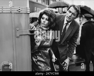 Sophia Loren & Gregory Peck Film Arabesque (USA 1966) Charaktere: Yasmin Azir, Prof. David Pollock Regie: Stanley Donen 05. Mai 1966 **WARNUNG** dieses Foto ist nur für redaktionelle Zwecke bestimmt und unterliegt dem Urheberrecht von UNIVERSAL und/oder dem Fotografen, der von der Film or Production Company zugewiesen wurde. Eine obligatorische Gutschrift für UNIVERSAL ist erforderlich. Der Fotograf sollte ebenfalls angerechnet werden, wenn er bekannt ist. Ohne schriftliche Genehmigung der Film Company kann keine kommerzielle Nutzung gewährt werden. Stockfoto