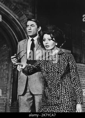 Gregory Peck & Sophia Loren Film Arabesque (USA 1966) Charaktere: Prof. David Pollock, Yasmin Azir Regie: Stanley Donen 05. Mai 1966 **WARNUNG** dieses Foto ist nur für redaktionelle Zwecke bestimmt und unterliegt dem Urheberrecht von UNIVERSAL und/oder dem Fotografen, der von der Film or Production Company zugewiesen wurde. Eine obligatorische Gutschrift für UNIVERSAL ist erforderlich. Der Fotograf sollte ebenfalls angerechnet werden, wenn er bekannt ist. Ohne schriftliche Genehmigung der Film Company kann keine kommerzielle Nutzung gewährt werden. Stockfoto
