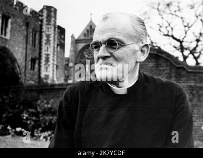 John Barron Television: All Gas And Gaiters (1966) Charaktere: The Dean, The Very Reverend Lionel Pugh-Critchley (!966-7 & 1970) Regie: Stuart Allen & John Howard Davies 17 May 1966 **WARNUNG** Dieses Foto ist nur für den redaktionellen Gebrauch bestimmt und unterliegt dem Copyright der BBC und/oder des Fotografen, der von The Film or Production Company beauftragt wurde, und kann nur durch Publikationen im Zusammenhang mit der Bewerbung des oben genannten Films reproduziert werden. Eine obligatorische Gutschrift an BBC ist erforderlich. Der Fotograf sollte auch bei Bekanntwerden des Fotos gutgeschrieben werden. Ohne schriftliche Genehmigung der Film Co. Kann keine kommerzielle Nutzung gewährt werden Stockfoto