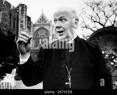 William Mervyn Television: All Gas And Gamaiters (1966) Charaktere: Der Bischof, Der Rechte Reverend Cuthbert Hever Regisseur: Stuart Allen & John Howard Davies 17 May 1966 **WARNUNG** Dieses Foto ist nur für den redaktionellen Gebrauch bestimmt und unterliegt dem Copyright der BBC und/oder des Fotografen, der von The Film or Production Company beauftragt wurde, und kann nur durch Publikationen im Zusammenhang mit der Bewerbung des oben genannten Films reproduziert werden. Eine obligatorische Gutschrift an BBC ist erforderlich. Der Fotograf sollte auch bei Bekanntwerden des Fotos gutgeschrieben werden. Ohne schriftliche Genehmigung der Film Company kann keine kommerzielle Nutzung gewährt werden. Stockfoto