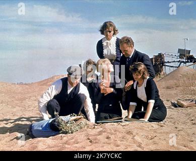 Warren Beatty, Michael J. Pollard, Faye Dunaway, Estelle Parsons & Gene Hackman Film: Bonnie and Clyde (USA 1967) Charaktere: Clyde Barrow, C.W. Moss, Bonnie Parker, Blanche, Buck Barrow Regie: Arthur Penn 18 July 1967 **WARNUNG** Dieses Foto ist nur für den redaktionellen Gebrauch bestimmt und unterliegt dem Copyright von WARNER BROS. Und/oder den Fotografen, der vom Film- oder Produktionsunternehmen beauftragt wurde und nur durch Publikationen im Zusammenhang mit der Bewerbung des oben genannten Films reproduziert werden kann. Eine obligatorische Gutschrift an WARNER BROS. Ist erforderlich. Der Fotograf sollte auch bei Bekanntwerden des Fotos gutgeschrieben werden. Keine kommerzielle Nutzung ca. Stockfoto