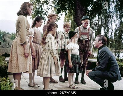 Charmian Carr, Heather Menzies-Urich, Angela Cartwright, Duane Chase, Nichola Hammond, Debbie Turner, Kym Carath & Christopher Plummer Film: The Sound of Music (USA 1965) Charaktere: Liesl, Louisa, Brigitta, Kurt, Friedrich, Marta, Gretl, Captain Von Trapp Direktorin: Robert Wise 02 March 1965 **WARNUNG** Dieses Foto ist nur für redaktionelle Verwendung bestimmt und unterliegt dem Copyright von 20. CENTURY FOX und/oder des Fotografen, der von der Film- oder Produktionsfirma beauftragt wurde und darf nur durch Publikationen im Zusammenhang mit der Bewerbung des oben genannten Films reproduziert werden. Eine obligatorische Gutschrift an 20. CENTURY FOX ist erforderlich Stockfoto