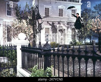 Julie Andrews Film: Mary Poppins (USA 1964) Charaktere: Mary Poppins / Literurverfilmung (nach The Books by P.L. Travers) Regie: Robert Stevenson 27 August 1964 **WARNUNG** Dieses Foto ist nur für redaktionelle Verwendung bestimmt und unterliegt dem Copyright von WALT DISNEY PRODUCTIONS und/oder dem von der Film- oder Produktionsfirma beauftragten Fotografen und kann nur durch Publikationen im Zusammenhang mit der Bewerbung des oben genannten Films reproduziert werden. Eine obligatorische Gutschrift für WALT DISNEY PRODUKTIONEN ist erforderlich. Der Fotograf sollte auch bei Bekanntwerden des Fotos gutgeschrieben werden. Ohne schriftliche aut kann keine kommerzielle Nutzung gewährt werden Stockfoto