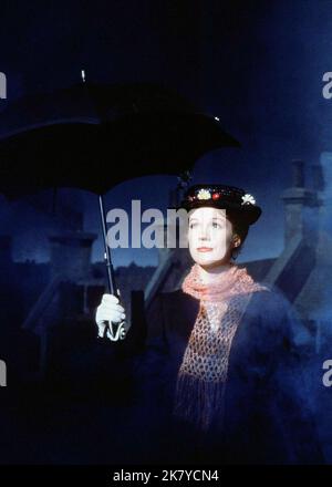 Julie Andrews Film: Mary Poppins (USA 1964) Charaktere: Mary Poppins / Literurverfilmung (nach The Books by P.L. Travers) Regie: Robert Stevenson 27 August 1964 **WARNUNG** Dieses Foto ist nur für redaktionelle Verwendung bestimmt und unterliegt dem Copyright von WALT DISNEY PRODUCTIONS und/oder dem von der Film- oder Produktionsfirma beauftragten Fotografen und kann nur durch Publikationen im Zusammenhang mit der Bewerbung des oben genannten Films reproduziert werden. Eine obligatorische Gutschrift für WALT DISNEY PRODUKTIONEN ist erforderlich. Der Fotograf sollte auch bei Bekanntwerden des Fotos gutgeschrieben werden. Ohne schriftliche aut kann keine kommerzielle Nutzung gewährt werden Stockfoto