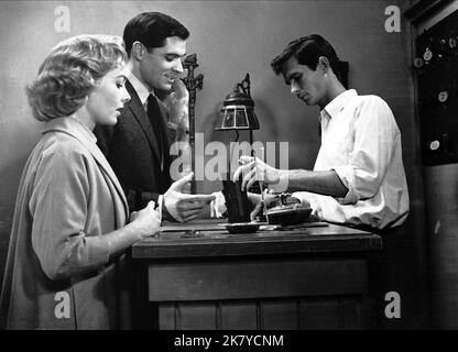 Vera Miles, John Gavin & Anthony Perkins Film: Psycho (USA 1960) Charaktere: Lila Crane, Sam Loomis, Norman Bates Regie: Alfred Hitchcock 29 January 1960 **WARNUNG** Dieses Foto ist nur für den redaktionellen Gebrauch bestimmt und unterliegt dem Copyright von UNIVERSAL und/oder des Fotografen, der von der Film- oder Produktionsfirma beauftragt wurde und darf nur durch Publikationen im Zusammenhang mit der Bewerbung des oben genannten Films reproduziert werden. Eine obligatorische Gutschrift an UNIVERSAL ist erforderlich. Der Fotograf sollte auch bei Bekanntwerden des Fotos gutgeschrieben werden. Ohne schriftliche Genehmigung der Film Company kann keine kommerzielle Nutzung gewährt werden. Stockfoto