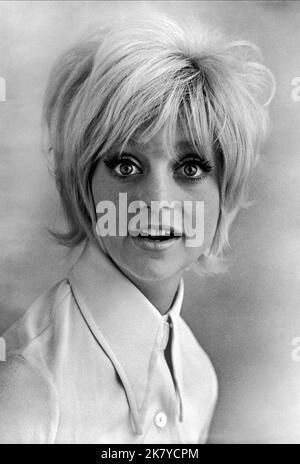 Goldie Hawn Film: Cactus Flower (USA 1969) Charaktere: Toni Simmons Regie: Gene Saks 16 December 1969 **WARNUNG** Dieses Foto ist nur für redaktionelle Zwecke bestimmt und unterliegt dem Copyright von COLUMBIA und/oder dem Fotografen, der von der Film- oder Produktionsfirma beauftragt wurde und darf nur von Publikationen im Zusammenhang mit der Bewerbung des oben genannten Films reproduziert werden. Eine obligatorische Gutschrift an COLUMBIA ist erforderlich. Der Fotograf sollte auch bei Bekanntwerden des Fotos gutgeschrieben werden. Ohne schriftliche Genehmigung der Film Company kann keine kommerzielle Nutzung gewährt werden. Stockfoto