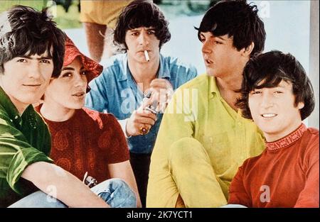 George Harrison, Eleanor Bron, Ringo Starr, Paul Mccartney & John Lennon Film: Help!; The Beatles: Help! (UK 1965) Regie: Richard Lester 29 July 1965 **WARNUNG** Dieses Foto ist nur für den redaktionellen Gebrauch bestimmt und unterliegt dem Copyright von UNITED ARTISTS und/oder The Photographer, die von der Film oder Production Company beauftragt wurden und kann nur durch Publikationen im Zusammenhang mit der Bewerbung des oben genannten Films reproduziert werden. Eine obligatorische Gutschrift für UNITED ARTISTS ist erforderlich. Der Fotograf sollte auch bei Bekanntwerden des Fotos gutgeschrieben werden. Ohne schriftliche Genehmigung der Film Company kann keine kommerzielle Nutzung gewährt werden. Stockfoto