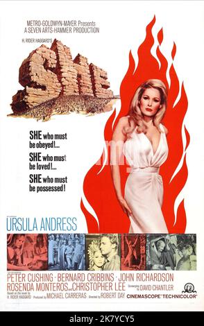 Ursula Andress Poster Film: She (UK 1965) Charaktere: Ayesha (She Who Must Be Obeyed) Regie: Robert Day 18 April 1965 **WARNUNG** Dieses Foto ist nur für redaktionelle Zwecke bestimmt und unterliegt dem Copyright von HAMMER und/oder dem Fotografen, der von der Film- oder Produktionsfirma beauftragt wurde und darf nur von Publikationen im Zusammenhang mit der Bewerbung des oben genannten Films reproduziert werden. Eine obligatorische Gutschrift für DEN HAMMER ist erforderlich. Der Fotograf sollte auch bei Bekanntwerden des Fotos gutgeschrieben werden. Ohne schriftliche Genehmigung der Film Company kann keine kommerzielle Nutzung gewährt werden. Stockfoto