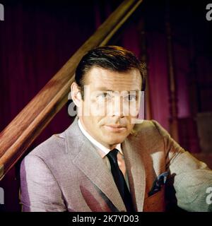 Adam West Film: Batman (TV-Serie) Charaktere: Bruce Wayne/Batman USA 1966-1968, 12. Januar 1966 **WARNUNG** Dieses Foto ist nur für redaktionelle Verwendung bestimmt und unterliegt dem Copyright von ABC und/oder des Fotografen, der von der Film- oder Produktionsfirma beauftragt wurde, und kann nur durch Publikationen im Zusammenhang mit der Bewerbung des oben genannten Films reproduziert werden. Eine obligatorische Gutschrift an ABC ist erforderlich. Der Fotograf sollte auch bei Bekanntwerden des Fotos gutgeschrieben werden. Ohne schriftliche Genehmigung der Film Company kann keine kommerzielle Nutzung gewährt werden. Stockfoto