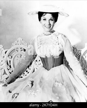 Julie Andrews Film: Mary Poppins (USA 1964) Charaktere: Mary Poppins / Literurverfilmung (nach The Books by P.L. Travers) Regie: Robert Stevenson 27 August 1964 **WARNUNG** Dieses Foto ist nur für redaktionelle Verwendung bestimmt und unterliegt dem Copyright von WALT DISNEY PRODUCTIONS und/oder dem von der Film- oder Produktionsfirma beauftragten Fotografen und kann nur durch Publikationen im Zusammenhang mit der Bewerbung des oben genannten Films reproduziert werden. Eine obligatorische Gutschrift für WALT DISNEY PRODUKTIONEN ist erforderlich. Der Fotograf sollte auch bei Bekanntwerden des Fotos gutgeschrieben werden. Ohne schriftliche aut kann keine kommerzielle Nutzung gewährt werden Stockfoto