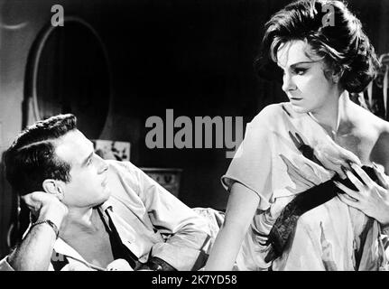 Paul Newman & Geraldine Page Film: Sweet Bird of Youth (USA 1962) Charaktere: Chance Wayne, Alexandra Del Lago / Literaturverfilmung (nach dem Theaterstück von Tennessee Williams) Regie: Richard Brooks 21. März 1962 **WARNUNG** Dieses Foto ist nur für den redaktionellen Gebrauch und das Copyright von ROXBURY PRODUCTIONS INC Und/oder den Fotografen, der vom Film- oder Produktionsunternehmen beauftragt wurde und nur durch Publikationen im Zusammenhang mit der Bewerbung des oben genannten Films reproduziert werden kann. Eine obligatorische Gutschrift an ROXBURY PRODUCTIONS INC Ist erforderlich. Der Fotograf sollte auch bei Bekanntwerden des Fotos gutgeschrieben werden. Nein c Stockfoto
