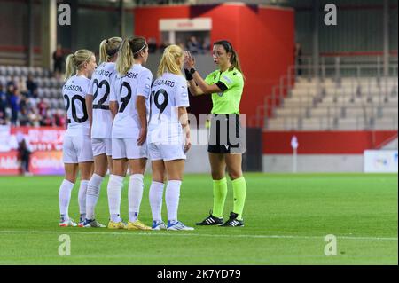 München, Deutschland. 19.. Oktober 2022. München, Deutschland. 19. Oktober 2022. München, 19. 2022. Oktober: Schiedsrichterin Jelena Cvetkovic beim UEFA Womens Champions League Gruppenspiel zwischen dem FC Bayern München und dem FC Rosengard auf dem FC Bayern Campus in München. (Sven Beyrich/SPP) Quelle: SPP Sport Press Foto. /Alamy Live News Stockfoto