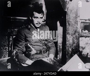 Dirk Bogarde Film: King & Country (1969) Charaktere: Capt. Hargreaves Regie: Joseph Losey 05. September 1964 **WARNUNG** Dieses Foto ist nur für redaktionelle Zwecke bestimmt und unterliegt dem Copyright der WARNER-PATHE-DISTRIBUTOREN und/oder des Fotografen, der von der Film- oder Produktionsfirma beauftragt wurde, und kann nur von Publikationen im Zusammenhang mit der Bewerbung des oben genannten Films reproduziert werden. Eine obligatorische Gutschrift an WARNER-PATHE-DISTRIBUTOREN ist erforderlich. Der Fotograf sollte auch bei Bekanntwerden des Fotos gutgeschrieben werden. Ohne schriftliche Genehmigung der Film Company kann keine kommerzielle Nutzung gewährt werden. Stockfoto