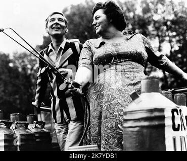 Kenneth Williams & Hattie Jacques Film: Carry On Camping (UK 1969) Charaktere: Doktor Kenneth Soaper & Miss Haggard Regie: Gerald Thomas 29 May 1969 **WARNUNG** Dieses Foto ist nur für redaktionelle Verwendung bestimmt und unterliegt dem Copyright der VON der Film- oder Produktionsfirma beauftragten ORGANISATION und/oder des Fotografen und kann nur durch Publikationen im Zusammenhang mit der Bewerbung des oben genannten Films reproduziert werden. Eine obligatorische Gutschrift an DIE RANGORGANISATION ist erforderlich. Der Fotograf sollte auch bei Bekanntwerden des Fotos gutgeschrieben werden. Ohne schriftliche Genehmigung des Films kann keine kommerzielle Nutzung gewährt werden Stockfoto