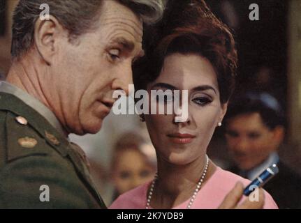 Lloyd Bridges & Se Lloyd Film: Angriff Auf Die Eiserne Küste (1965) Charaktere: Major Jamie Wilson & Se Wilson Regie: Paul Wendkos 05 June 1968 **WARNUNG** Dieses Foto ist nur für den redaktionellen Gebrauch bestimmt und unterliegt dem Copyright von UNITED ARTISTS und/oder dem Fotografen, der von der Film- oder Produktionsfirma beauftragt wurde und kann nur durch Publikationen im Zusammenhang mit der Bewerbung des oben genannten Films reproduziert werden. Eine obligatorische Gutschrift für UNITED ARTISTS ist erforderlich. Der Fotograf sollte auch bei Bekanntwerden des Fotos gutgeschrieben werden. Ohne schriftliche Genehmigung der Film Company kann keine kommerzielle Nutzung gewährt werden. Stockfoto