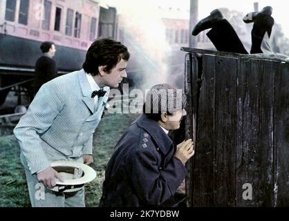 Peter Cook & Dudley Moore Film The Wrong Box (1966) Charaktere: Morris Finsbury & John Finsbury Regie: Bryan Forbes 27. Mai 1966 **WARNUNG** dieses Foto ist nur für redaktionelle Zwecke bestimmt und unterliegt dem Copyright von COL und/oder dem Fotografen, der von der Film or Production Company zugewiesen wurde. Es kann nur durch Veröffentlichungen in Verbindung mit der Werbung für den oben genannten Film reproduziert werden. Eine obligatorische Gutschrift an COL ist erforderlich. Der Fotograf sollte ebenfalls angerechnet werden, wenn er bekannt ist. Ohne schriftliche Genehmigung der Film Company kann keine kommerzielle Nutzung gewährt werden. Stockfoto