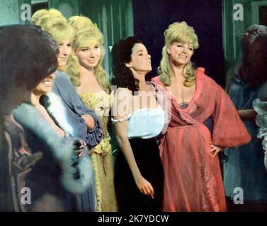 Cara Garnet & Leticia Roman Film: Fanny Hill: Memoirs of A Woman of Pleasure (USA/DE 1964) Charaktere: MIT Phoebe & / Literaturverfilmung (nach dem Buch von John Cleland) Regie: Russ Meyer 25. September 1964 **WARNUNG** Dieses Foto ist nur für redaktionelle Verwendung bestimmt und unterliegt dem Copyright von PAN WORLD und/oder des Fotografen, der von der Film- oder Produktionsfirma beauftragt wurde und darf nur von Publikationen im Zusammenhang mit der Bewerbung des oben genannten Films reproduziert werden. Eine obligatorische Gutschrift für PAN WORLD ist erforderlich. Der Fotograf sollte auch bei Bekanntwerden des Fotos gutgeschrieben werden. Eine kommerzielle Nutzung kann nicht gewährt werden Stockfoto